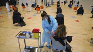 Taliansko stoplo očkovanie šaržou od AstraZenecy, objavili sa úmrtia