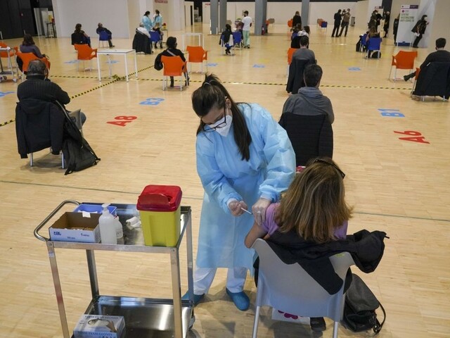 Taliansko stoplo očkovanie šaržou od AstraZenecy, objavili sa úmrtia