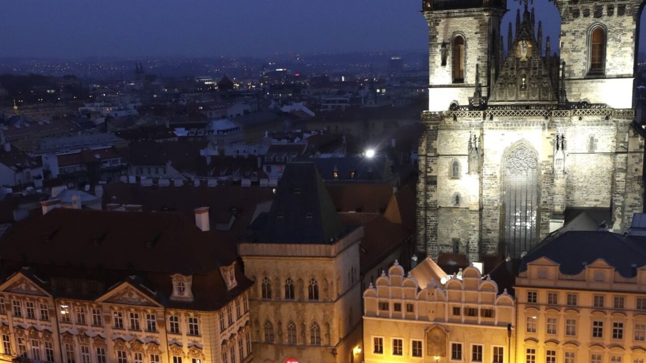 Pred ministerstvom v centre Prahy našli mŕtveho muža a zbraň