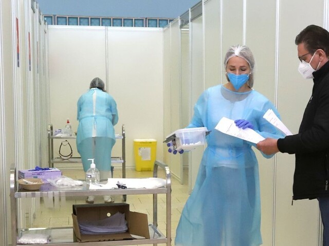 Počet hospitalizovaných ďalej klesá, obetí je viac než sto