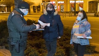 Začína panovať pandemická únava, hrozí hromadné porušovanie opatrení