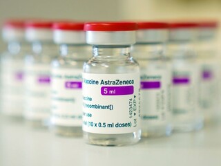 AstraZenecu pozastavila ďalšia krajina, preverujú úmrtie