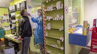 Šírenie nákazy sa zrýchľuje, krajiny sa uzatvárajú a testujú