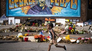 Rodina Floyda, ktorý zomrel pri zákroku polície, dostane milióny