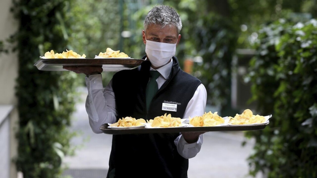 Rakúsko chcelo otvárať reštaurácie, nakazených však pribúda