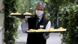Rakúsko chcelo otvárať reštaurácie, nakazených však pribúda