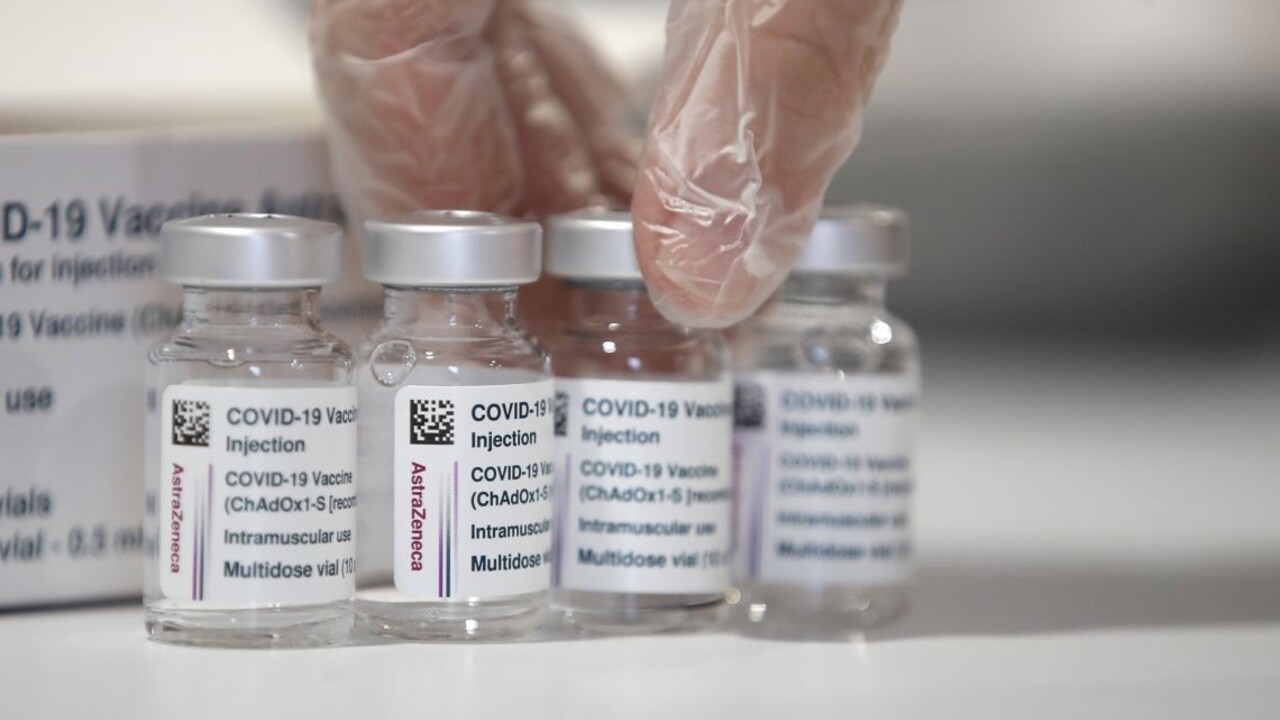 Traja zdravotníci skončili v nemocnici, súvis s vakcínou preveria