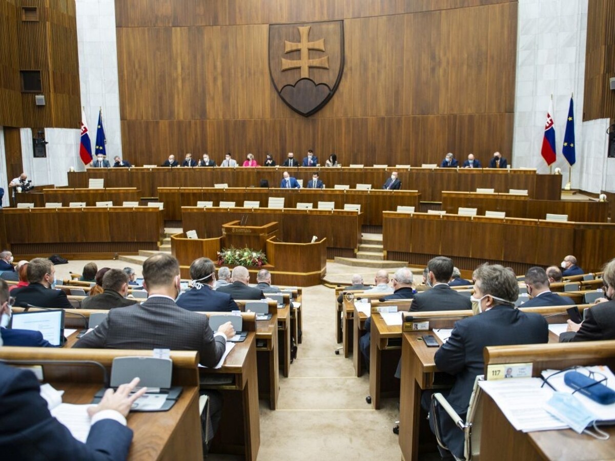 Občianstvo i kanabidiol. Toto všetko majú poslanci prerokovať