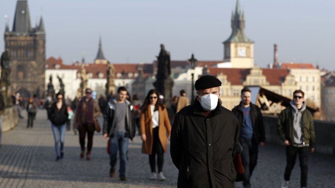 V Česku pribudlo takmer 7-tisíc prípadov nákazy, index rizika klesol