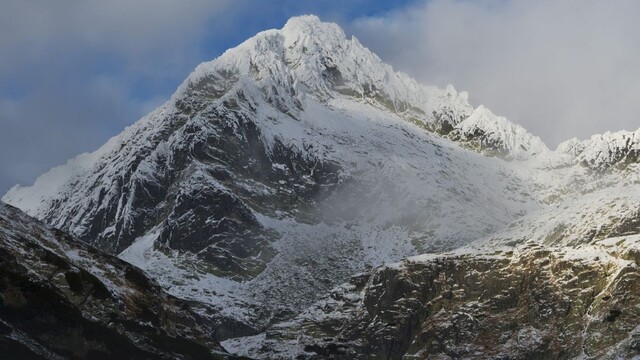 Troch skialpinistov v Tatrách zasypala lavína, utrpeli zranenia