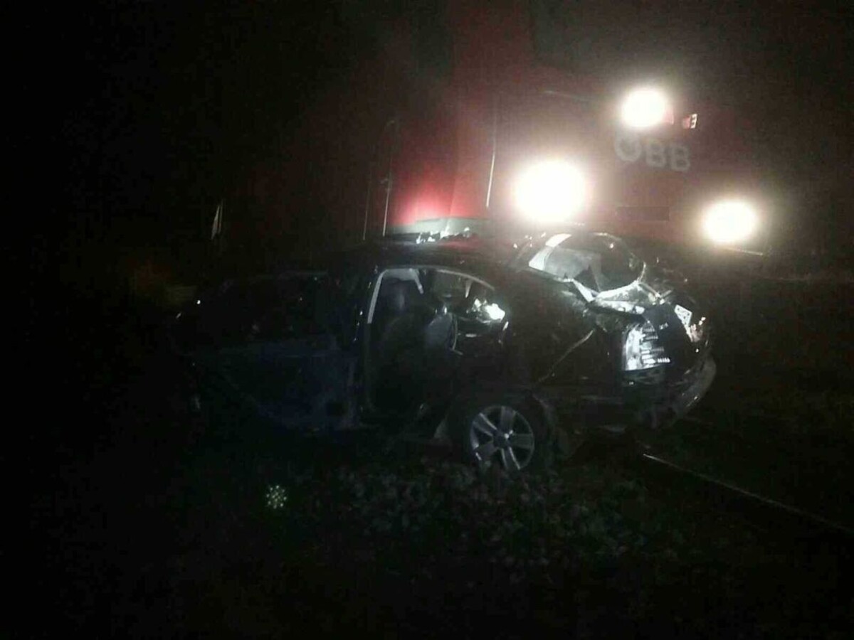 Nehoda v Bratislave: Auto skončilo v koľajisku, zrazilo sa s vlakom