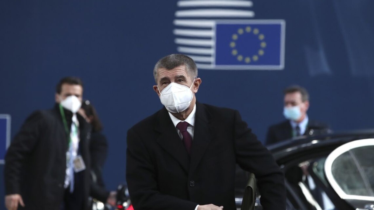 Česko má ambiciózny plán. Chce očkovať stotisíc ľudí denne