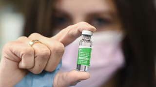 AstraZeneca preverila spojitosť vakcín s rizikom trombózy