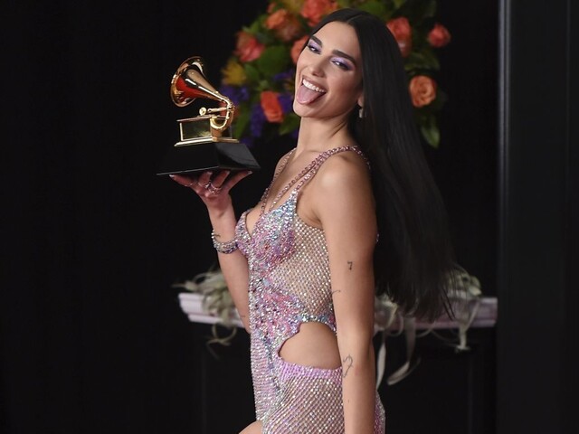 FOTO Hviezdy sa predviedli v róbach. Pozrite sa, kto zažiaril na Grammy