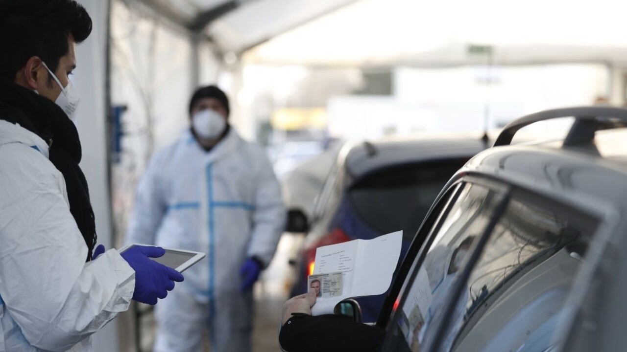 Lekári žiadajú čiastočný lockdown, tretia vlna sa vraj už začala