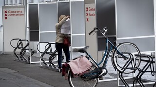 Hlavnou témou je boj s koronavírusom, v Holandsku začínajú voľby