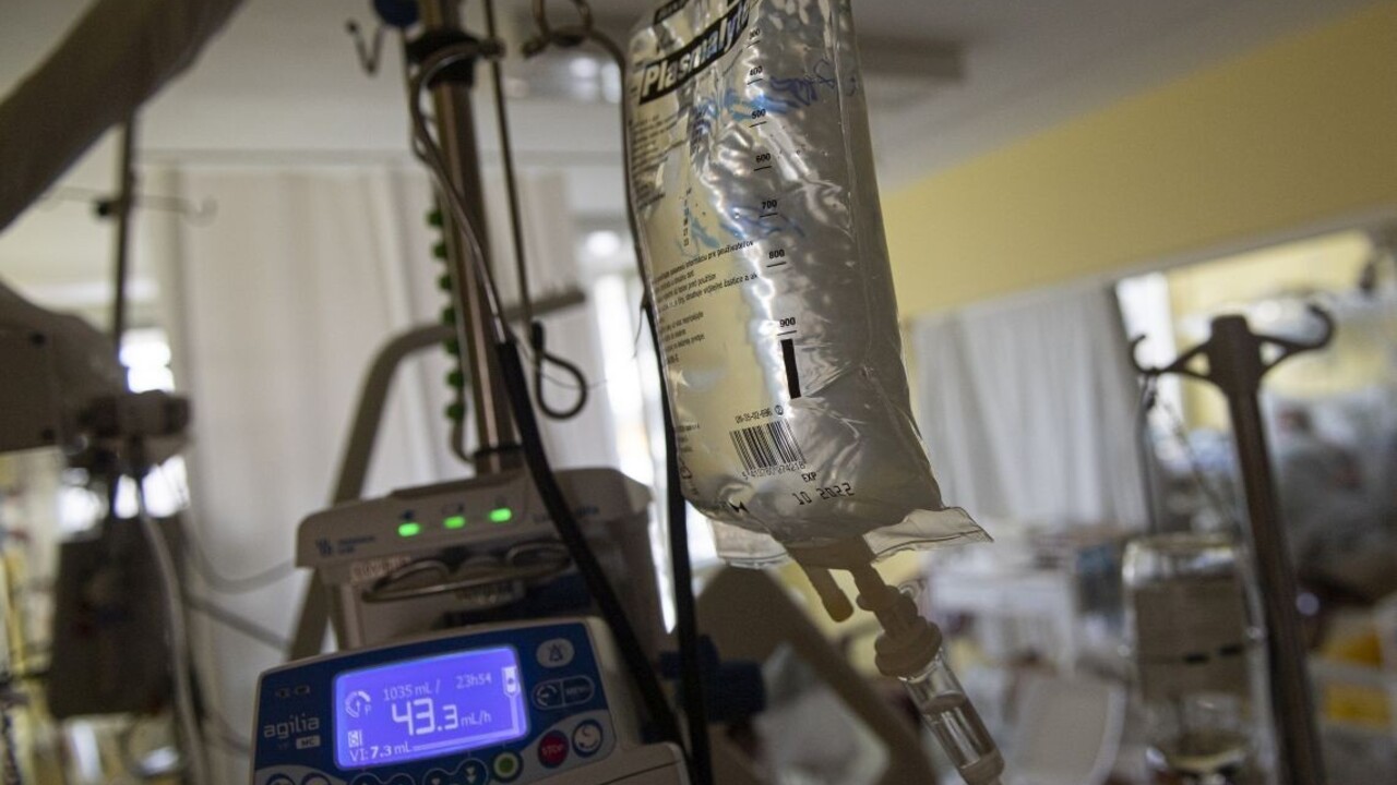 Situácia sa nezlepšuje, v nemocnici naďalej pomáhajú aj vojaci