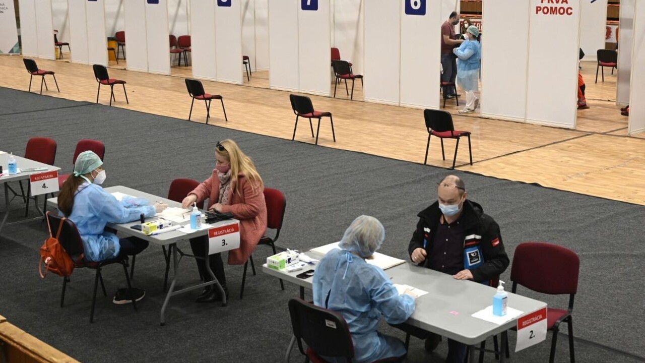 Prínos AstraZenecy prevyšuje riziká, na Slovensku ju nestopneme