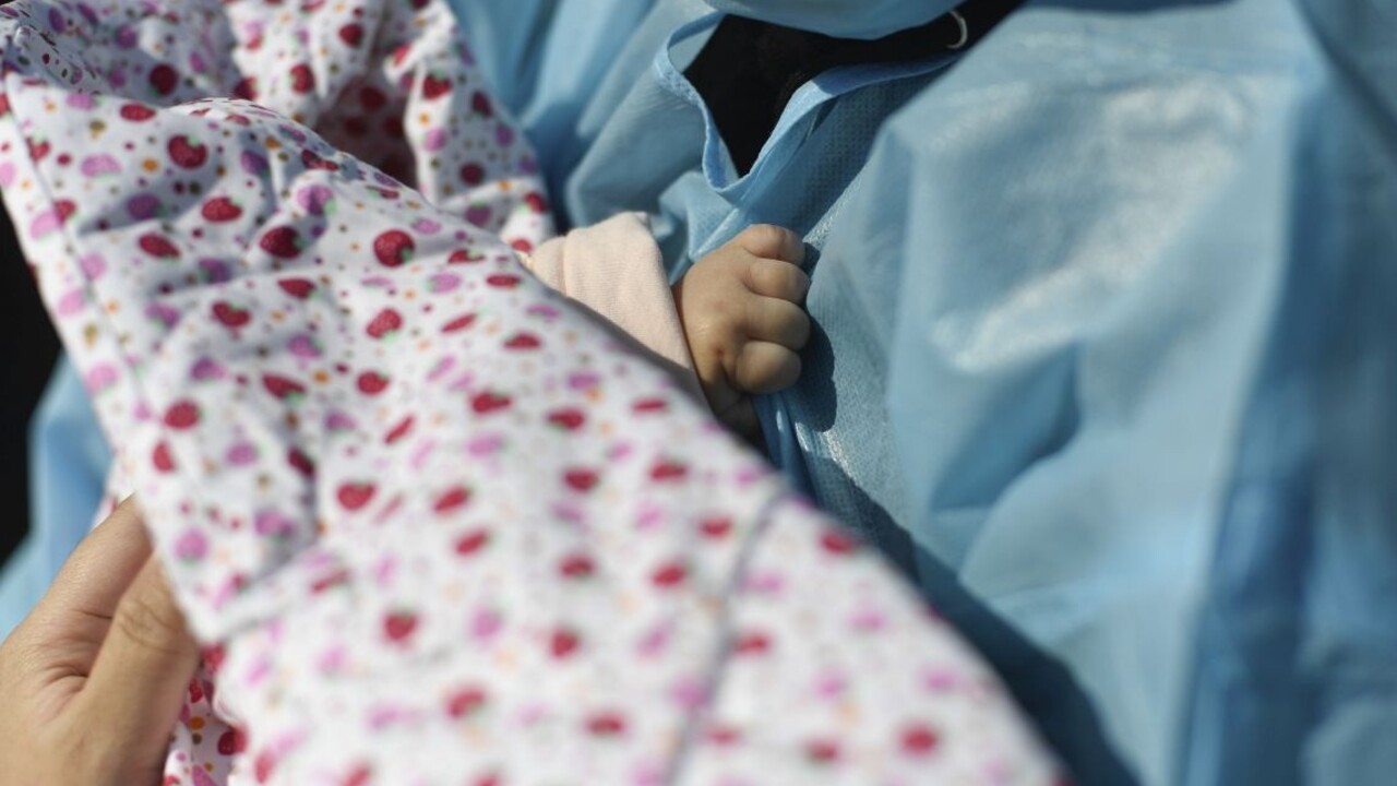 Covid ohrozuje aj novorodencov, odporúčajú metódu kengúr