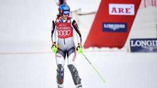 Finiš sa naťahuje, Vlhovej a ďalším pretekárkam komplikuje život počasie