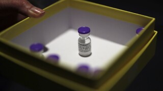 Únia sa dohodla s Pfizerom, milióny vakcín by mali doraziť skôr