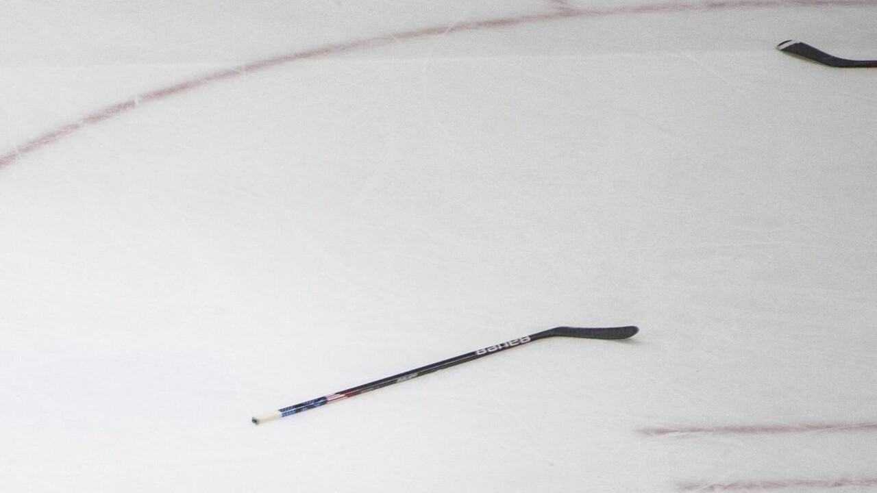 Hokejová tragédia, 19- ročný líder tímu zomrel po zásahu pukom