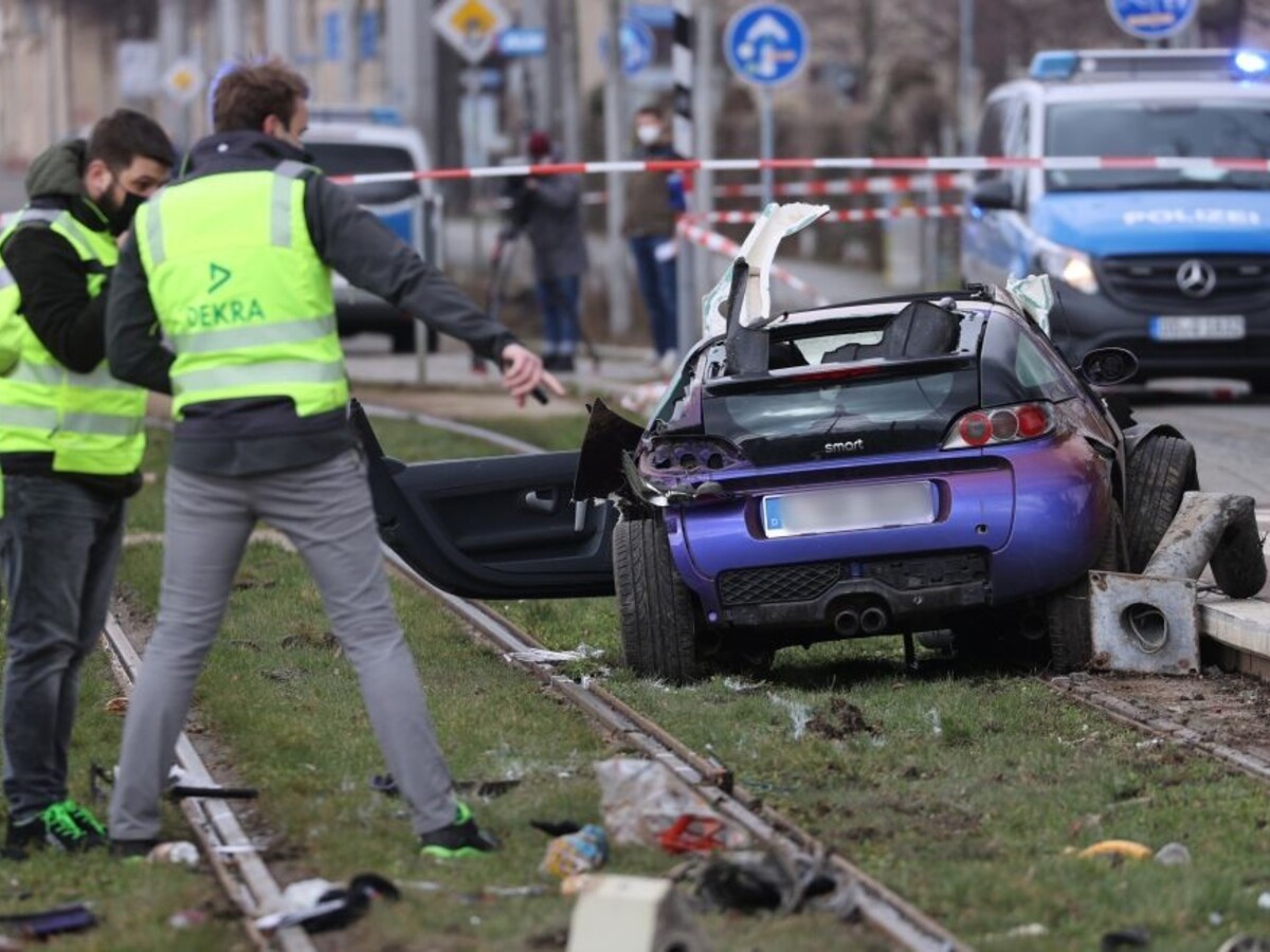 Auto zrazilo ľudí na prechode, dvaja neprežili. Nehoda, tvrdí polícia