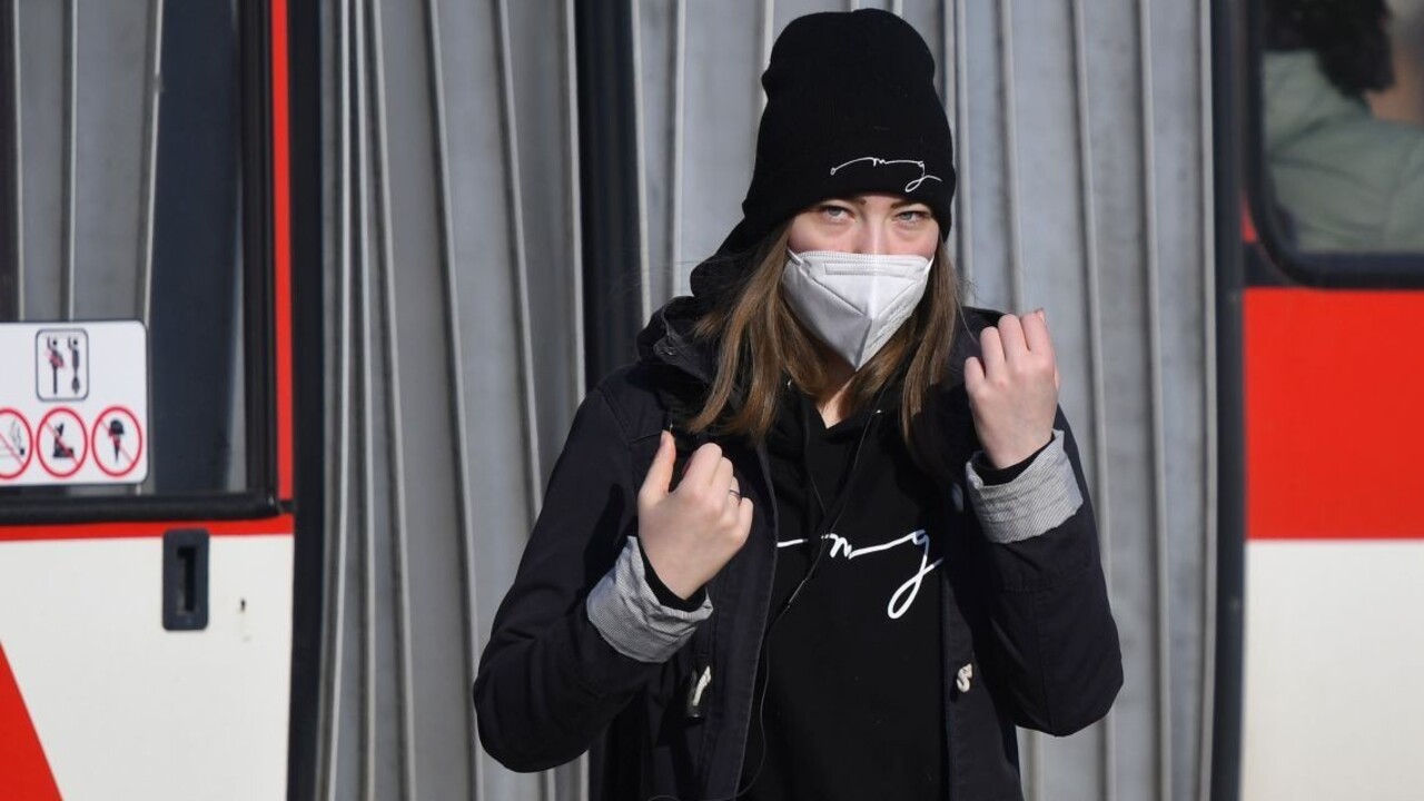 Pozor na pochybné videá. Respirátory sú bezpečné, vysvetlilo ministerstvo