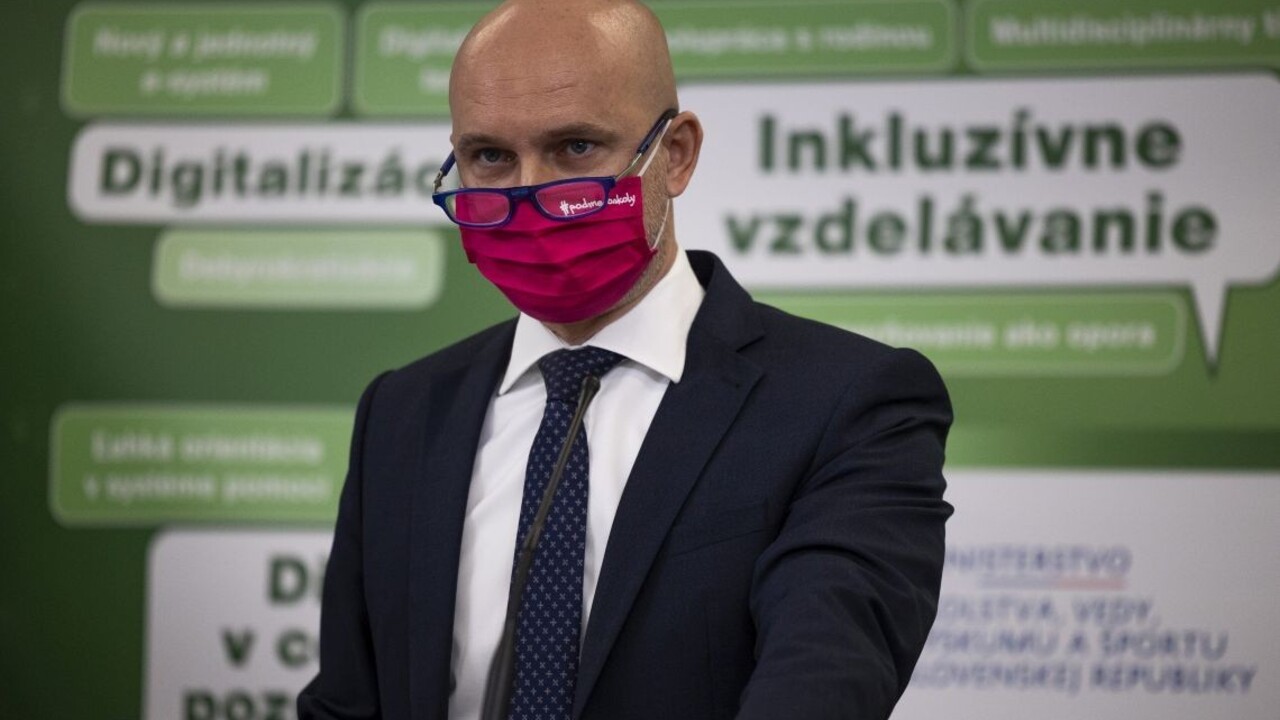 Poradil si Gröhling s dopadmi pandémie? Odborový šéf ho hodnotí pozitívne