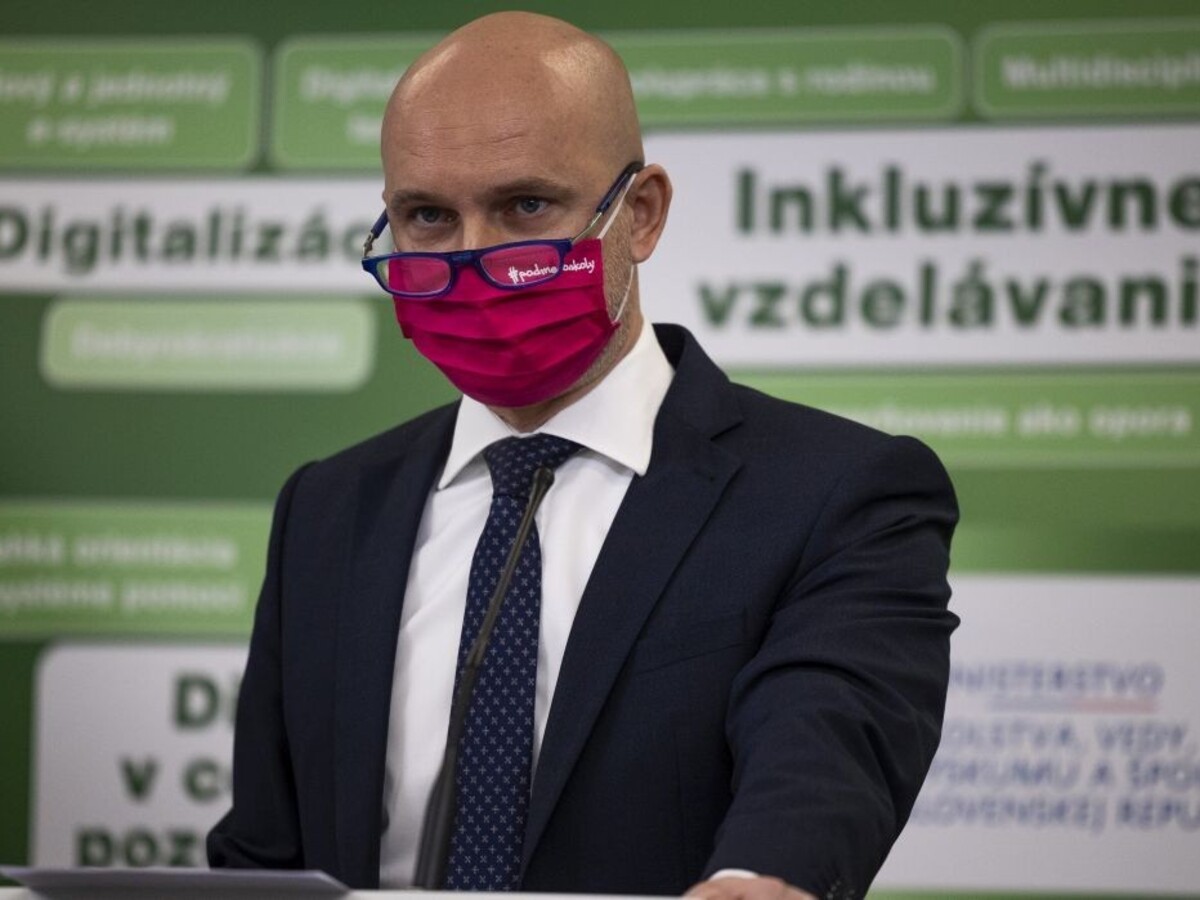 Poradil si Gröhling s dopadmi pandémie? Odborový šéf ho hodnotí pozitívne