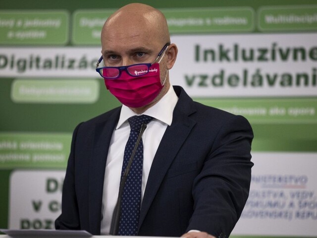 Poradil si Gröhling s dopadmi pandémie? Odborový šéf ho hodnotí pozitívne