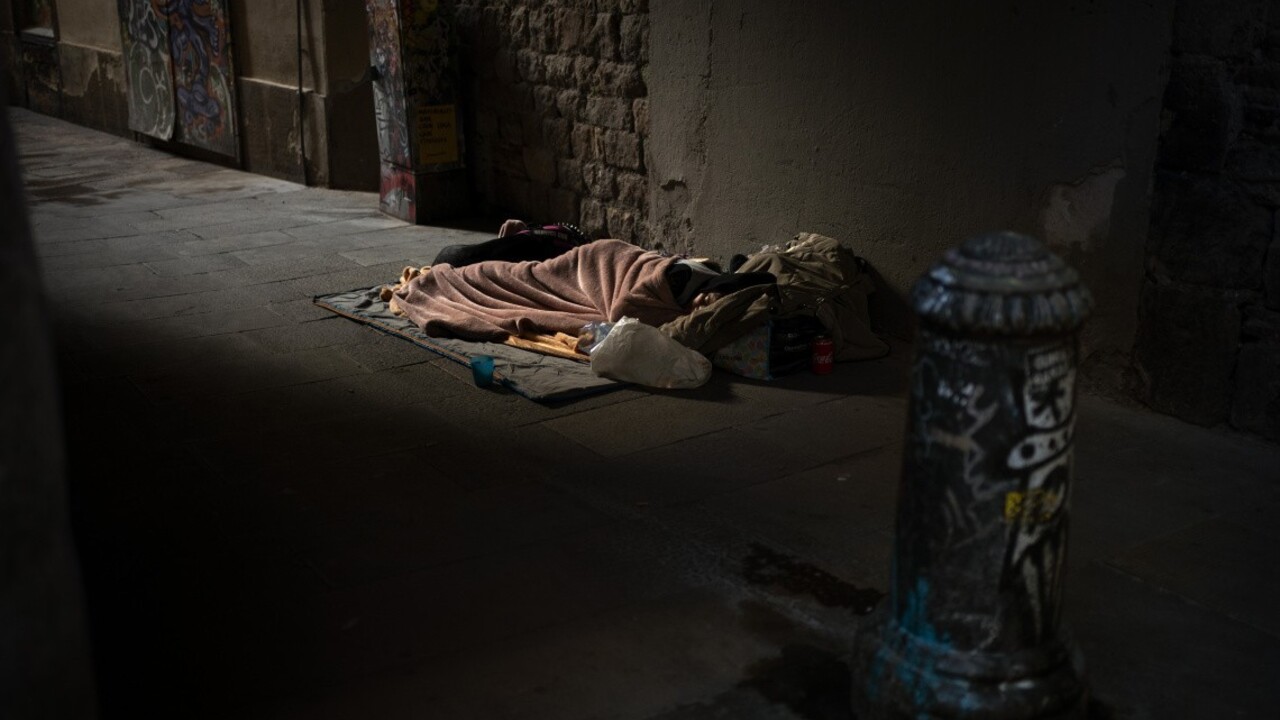 Bezdomovec porušil zákaz vychádzania, od polície dostal pokutu