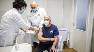 Zásielky vakcín z Ruska a Číny prešli v Maďarsku kontrolou
