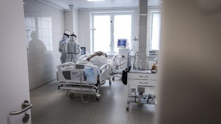 Nemocnice sa opäť zapĺňajú, v Žiline a Martine sprísňujú opatrenia