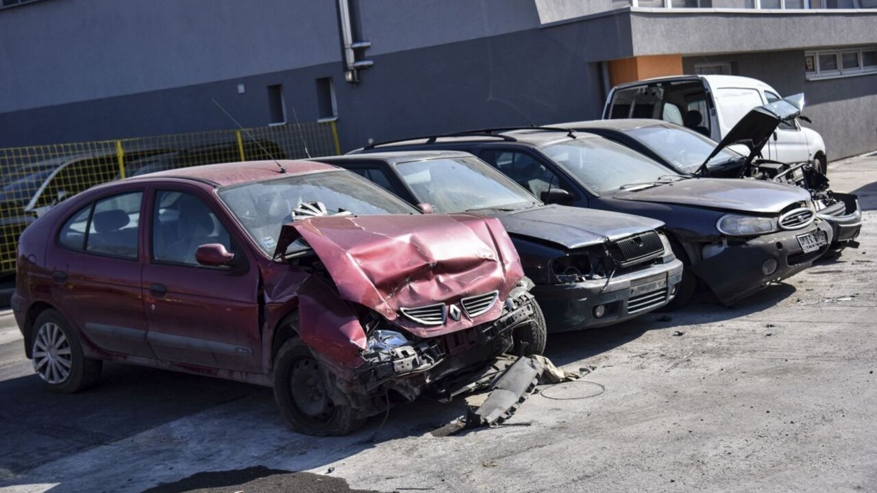 Odťahovanie starých áut je komplikované, na definitívne rozhodnutie si počkáme