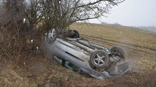 Opitý vodič nezvládol riadenie, s autom skončil na streche