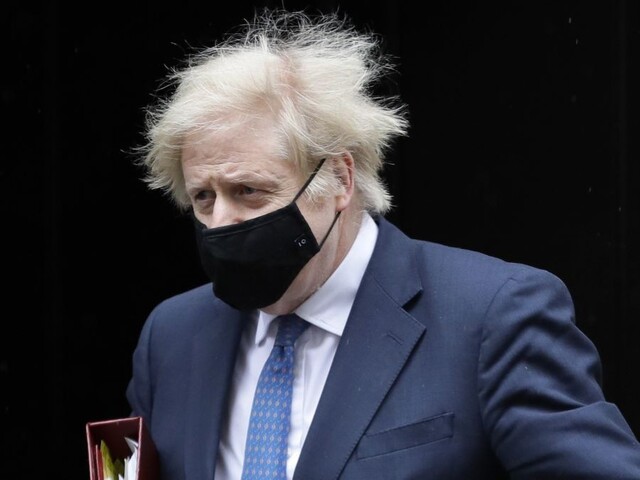 Británia bude mať menej vakcín, Johnson si dá AstraZenecu
