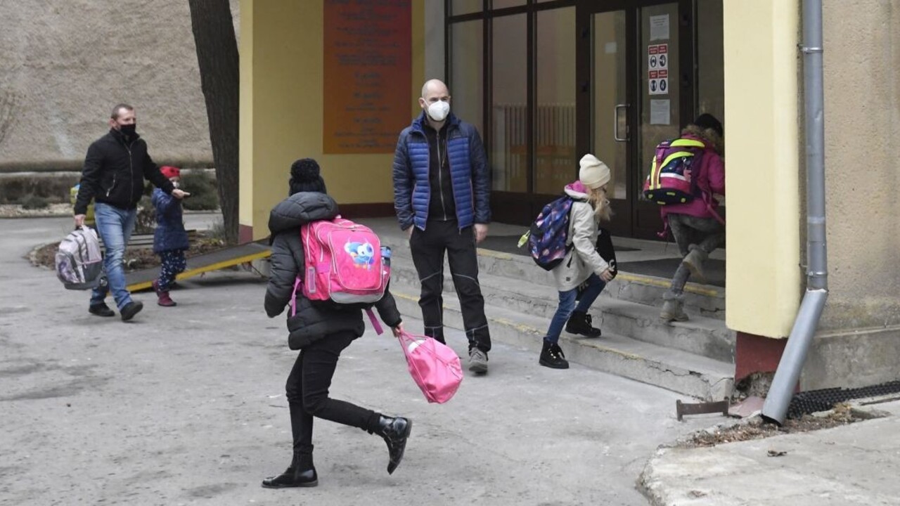 Hlohovec otvára školy, s online výučbou pre prvý stupeň končí