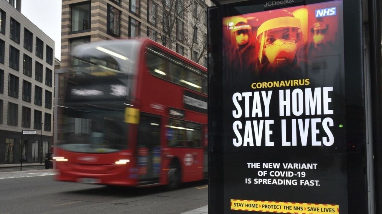 Briti budú uvoľňovať opatrenia aj napriek prestávke v očkovaní