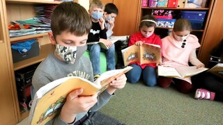 Záhorská Bystrica obnovuje vyučovanie, otvorí aj detské ihriská