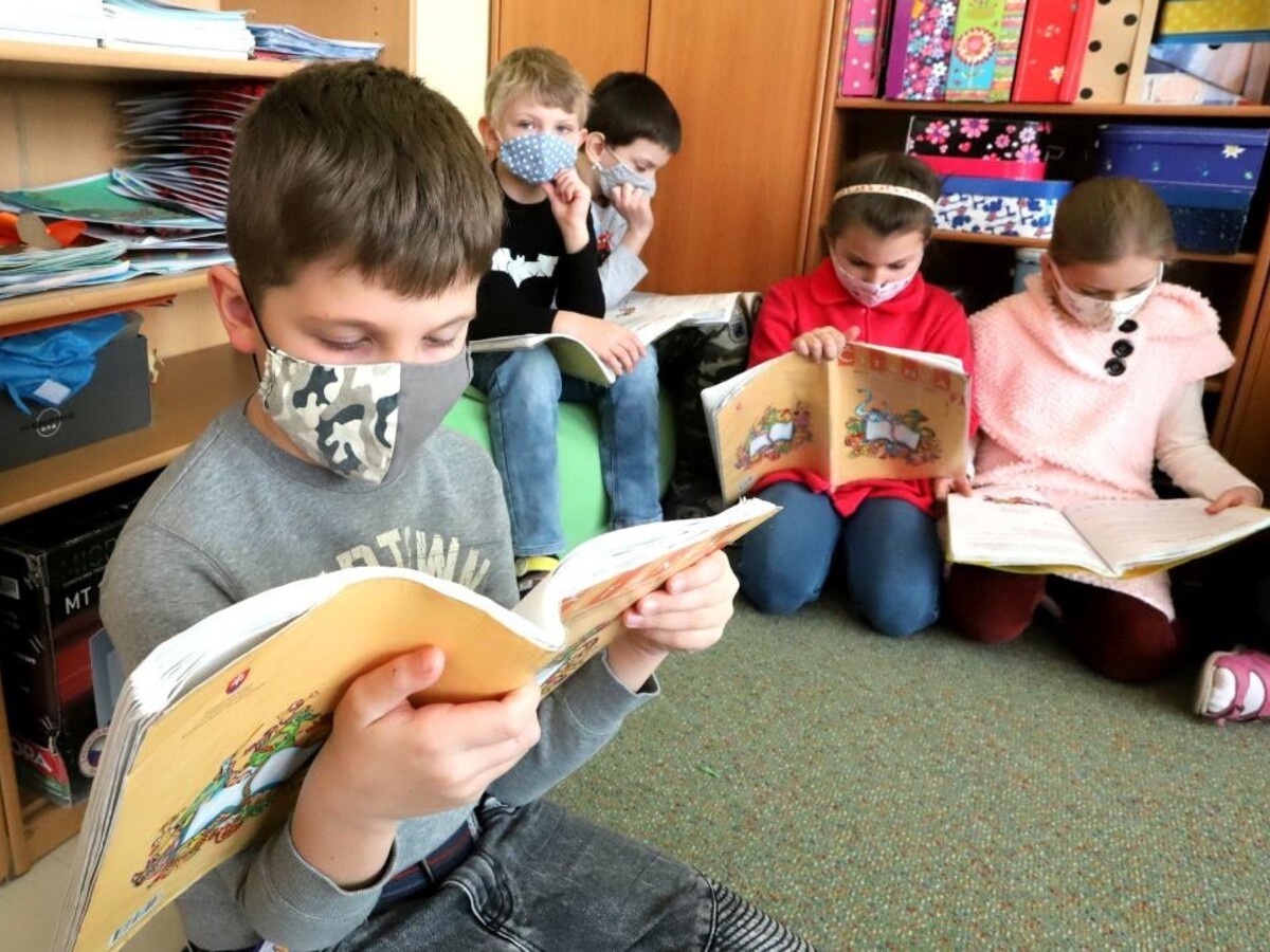 Záhorská Bystrica obnovuje vyučovanie, otvorí aj detské ihriská