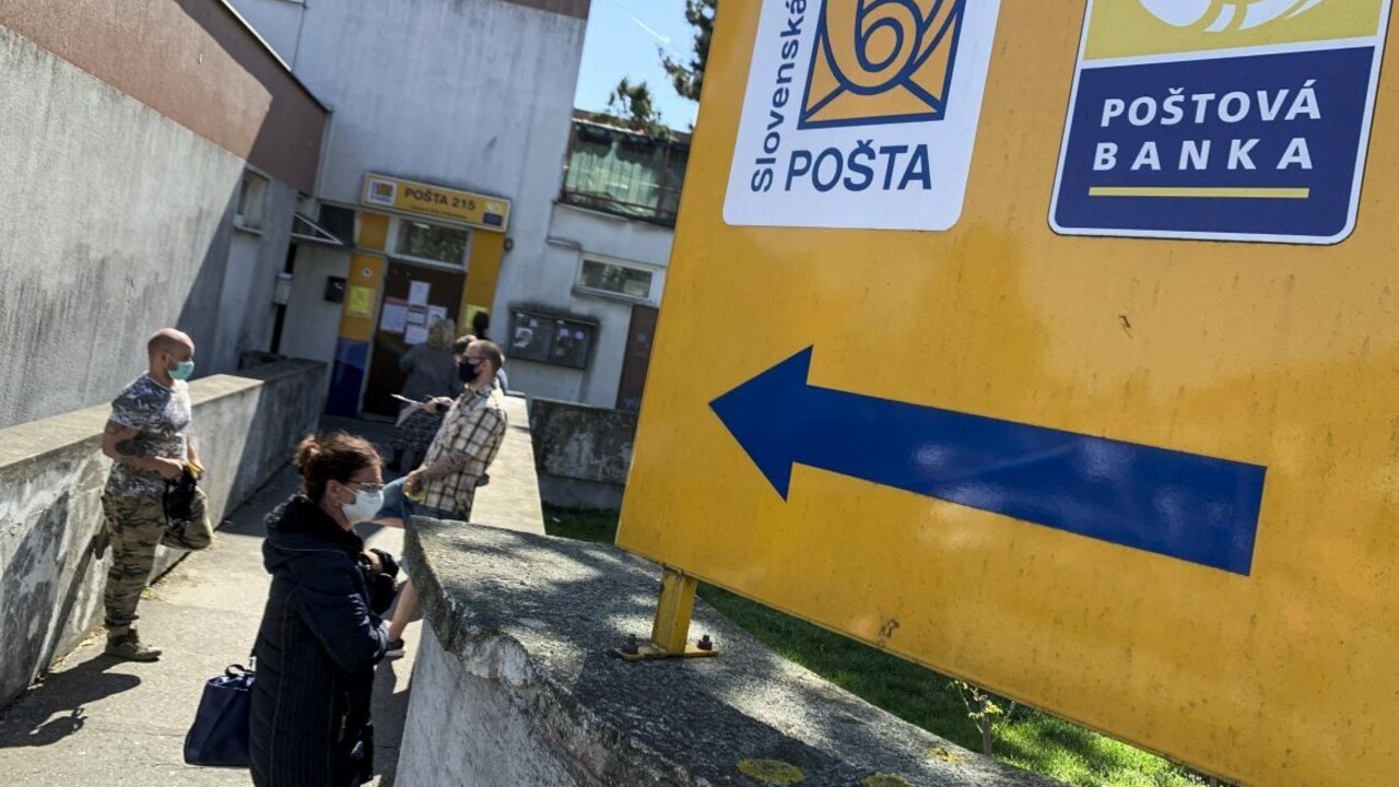 Otváracie hodiny pošty sa vracajú do normálu, odporúčajú nosiť si vlastné pero