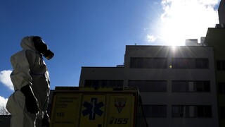 Česi uvoľňujú opatrenia, nemocnice sú na tom stále kriticky
