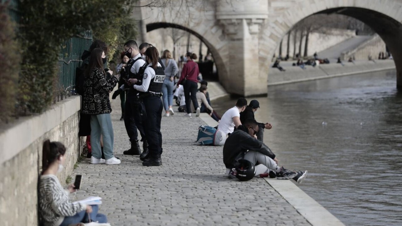 Francúzsko zavádza mesačný lockdown, nebude však tak prísny