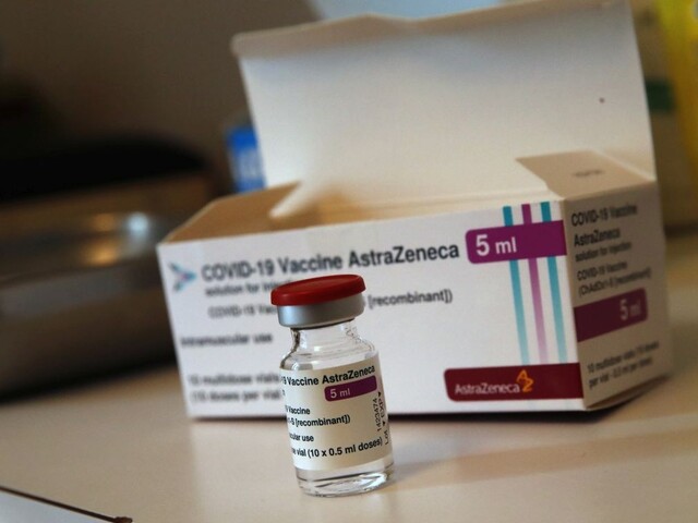AstraZeneca sa opäť používa, zaočkovať sa chcú aj premiéri