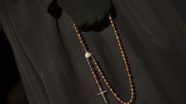 Škandál so zneužívaním detí: Arcibiskup rezignoval, Vatikán zatiaľ neraguje