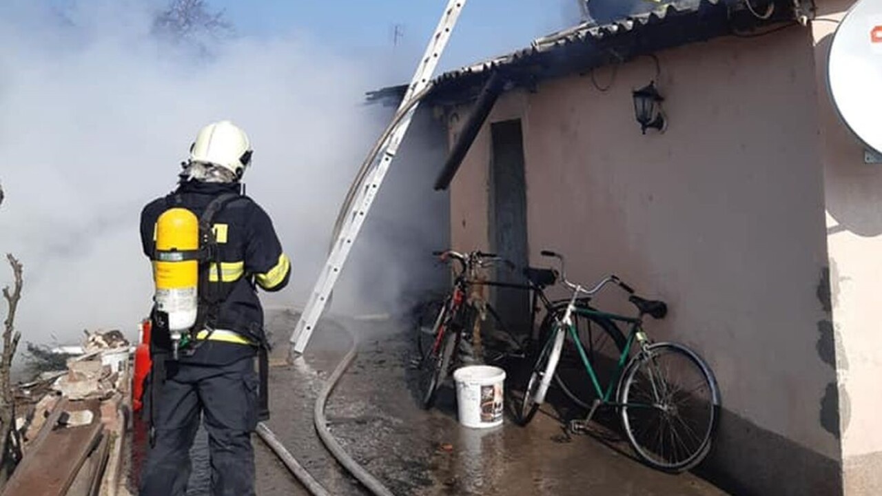 Tragický požiar rodinného domu: Zomrel človek, 12 evakuovali