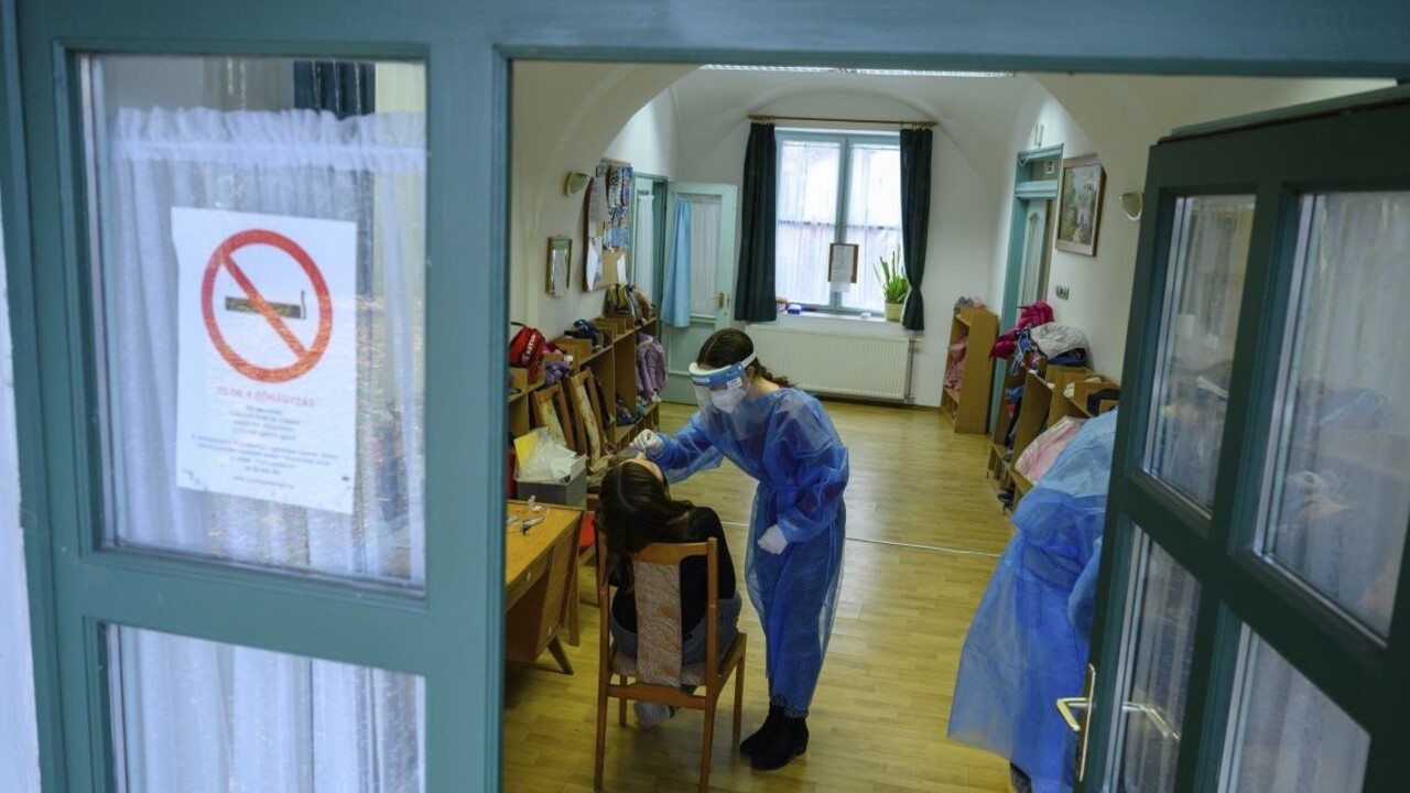 Počet hospitalizovaných i napojených na ventiláciu v Maďarsku stúpa