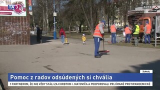 S jarným čistením obce pomáhajú väzni, ich prácu si chvália