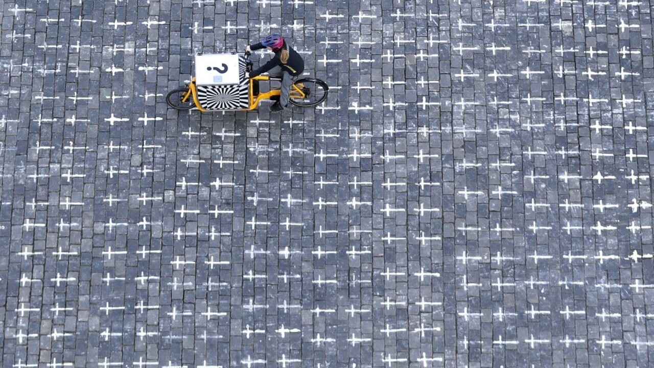 FOTO Námestie pokryli tisíce krížov, pripomínajú zmarené životy